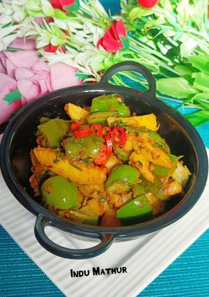 आलू शिमला मिर्ची (aloo shimla mirch recipe in Hindi) रेसिपी मुख्य फोटो