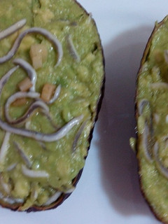 Una foto de Aguacate relleno de gulas al ajillo