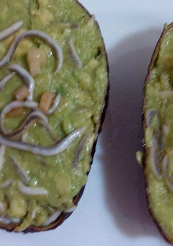 Una foto de Aguacate relleno de gulas al ajillo