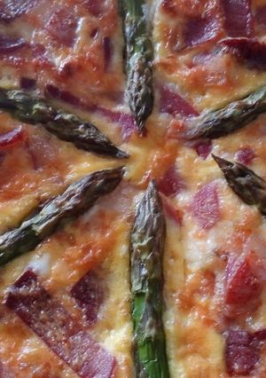 A picture of Torta salata di speck, caprino e asparagi.