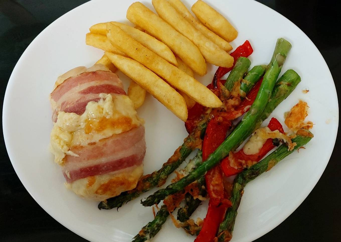 My crispy bacon and cheese 🐔 asparagus breast 🌶 in 🧀