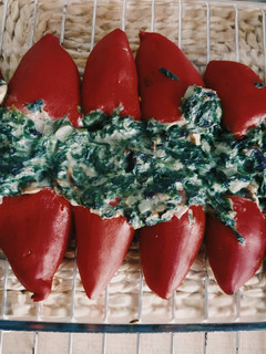 Una foto de Pimientos piquillo rellenos de bechamel de espinacas y champiñón
