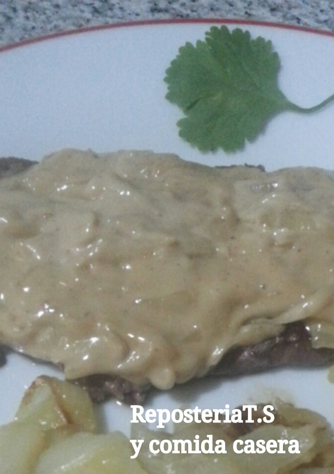 Una foto de Entrecot con salsa de cebolla caramelizada
