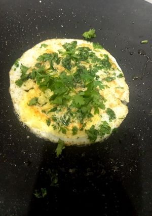 A picture of Omelette with green coriander 🥚🥬🥬.