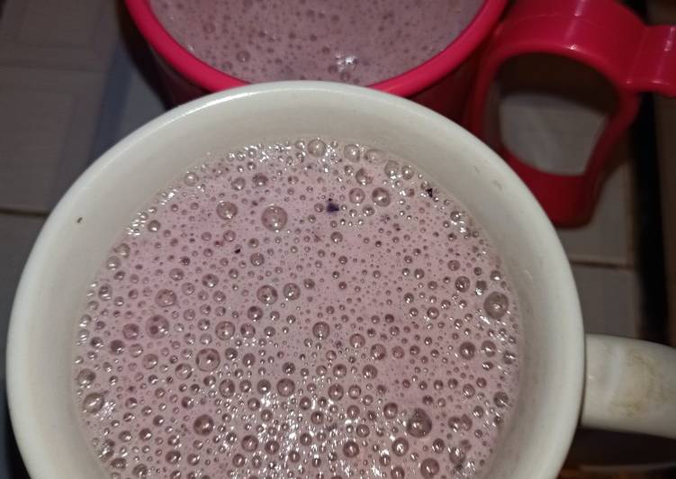 Bagaimana Menyiapkan Jus berries (anggur dan strawberry), Lezat