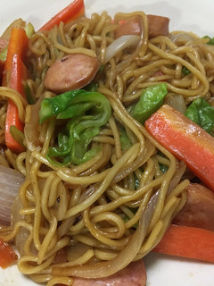 Una foto de Tallarines fritos estilo japonés(焼きそば)