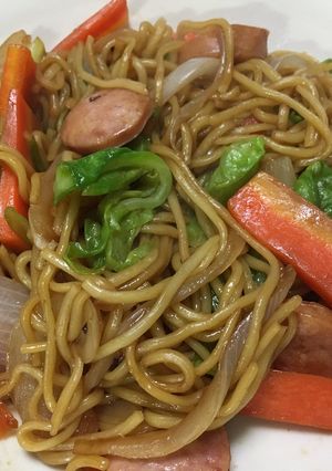 Una foto de Tallarines fritos estilo japonés（焼きそば）