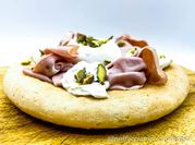 Una foto di pizza con burrata