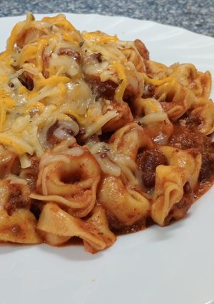Una foto de 🍝Tortellini a los Tortellini 🧀4 quesos con 🌶️chile y 🥩carne