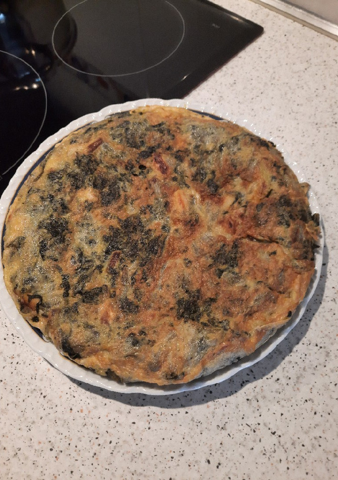 Una foto de Tortilla de acelgas y ajos tiernos