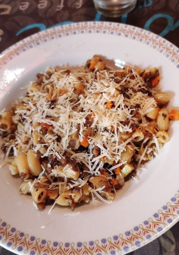 Una foto de Fideos con zucchini, zanahoria y lentejas