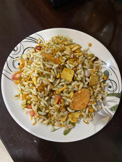 चटपटी भेल पूरी (chatpati bhel puri recipe in Hindi) रेसिपी मुख्य फोटो