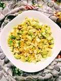 Salată de andive, avocado, boabe de porumb dulce și brânză