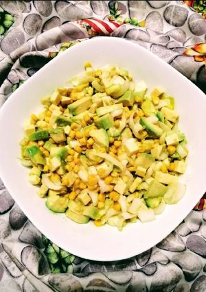 O poză a rețetei Salată de andive, avocado, boabe de porumb dulce și brânză.