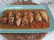 Una foto de chipirones rellenos con tomate