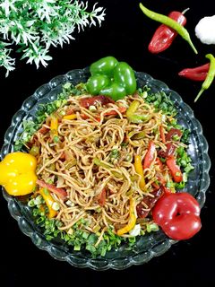 ચીલી ગાર્લિક નુડલ્સ (Chilli Garlic Noodles recipe in Gujarati) રેસીપી મુખ્ય ફોટો