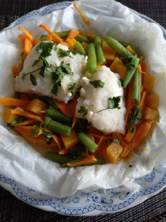 Una foto de Papillote de bacalao con verduras