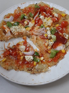 પોટેટો ચીઝ પીઝા (potato cheese pizza recipe in Gujarati) રેસીપી મુખ્ય ફોટો