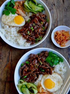 Zdjęcie przepisu Ryż z pikantną wołowiną i ananasem.