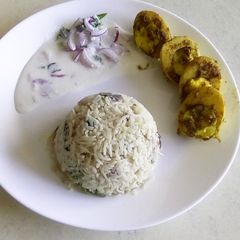 A picture of Coconut milk rice with egg fry and curd bachadi.