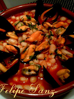 Una foto de Alubias blancas con mejillones