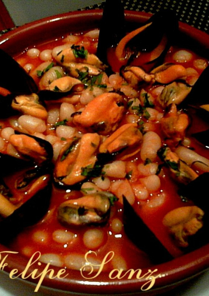 Una foto de Alubias blancas con mejillones