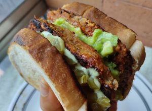 Una foto de Hamburguesa doble de frijoles a la bbq🤔🤪🥪