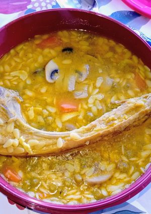 Una foto de Sopa de Pasta Piñones con Verduras y Cordero