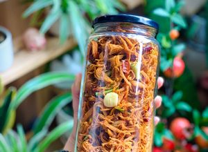 Hình của món NCKD hô biến Khô gà lá chanh.