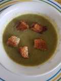 Crema de brócoli sin lácteos con crutones caseros