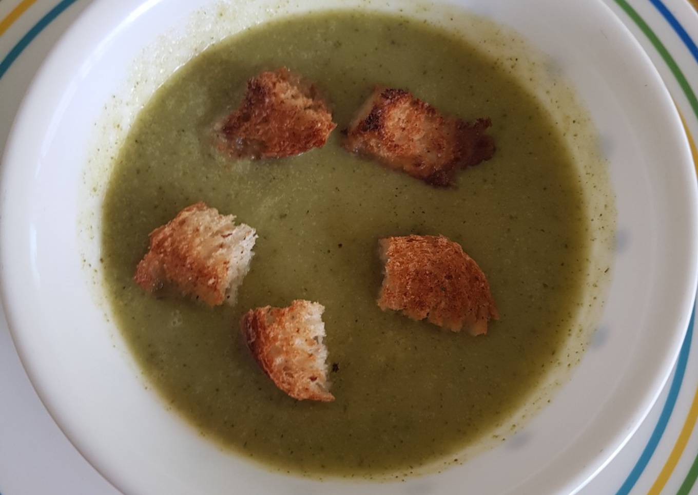 Crema de brócoli sin lácteos con crutones caseros