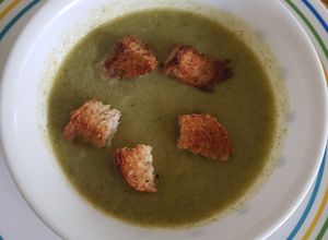 Una foto de Crema de brócoli sin lácteos con crutones caseros