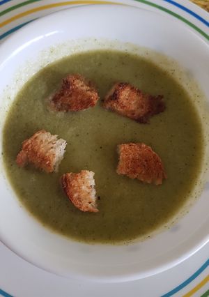 Una foto de Crema de brócoli sin lácteos con crutones caseros