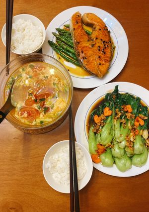 Hình của món Menu gia đình hàng ngày 06-Cá hồi sốt chanh dây- cải thìa xào dầu hào- canh trứng cà chua.