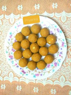 बेसन के लड्डू (besan ke ladoo recipe in Hindi) रेसिपी मुख्य फोटो