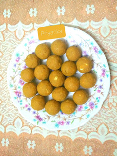बेसन के लड्डू (besan ke ladoo recipe in Hindi) रेसिपी मुख्य फोटो