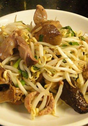 Hình của món Giá xào lòng gà.