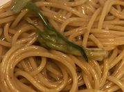 Una foto di pasta con puntarelle