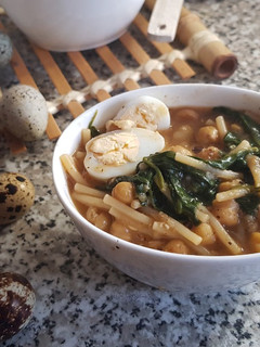 Una foto de Potaje de garbanzos, espinacas y fideos