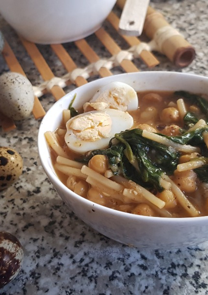 Una foto de Potaje de garbanzos, espinacas y fideos