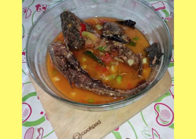 Bagaimana Menyiapkan Gurame Kuah Kuning yang Enak