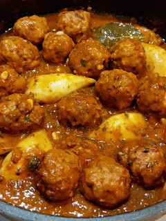 Una foto de Albóndigas con calamares en salsa de glasé de gambas y boloñesa