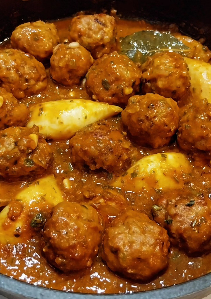 Una foto de Albóndigas con calamares en salsa de glasé de gambas y boloñesa