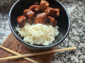 Una foto de Cerdo marinado estilo oriental con arroz
