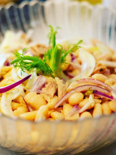 Una foto de Ensalada de garrafones con bulbo de anís y Bonito del Norte