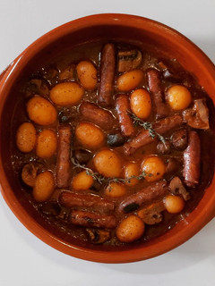 Una foto de Salchichas guisadas al vino tinto con patatas y champiñones