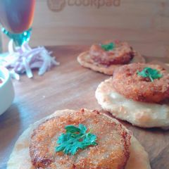A picture of Galouti Kebab with Naan.