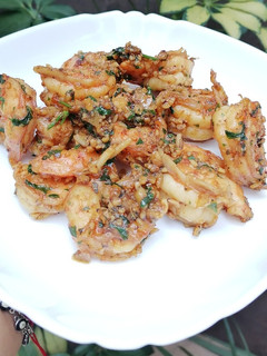 Una foto de Camarones a la mantequilla con ajo. 🍤🍤🍤