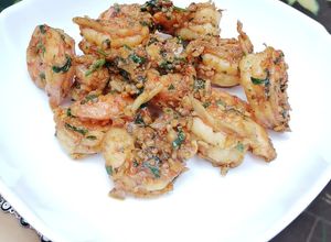 Una foto de Camarones a la mantequilla con ajo. 🍤🍤🍤