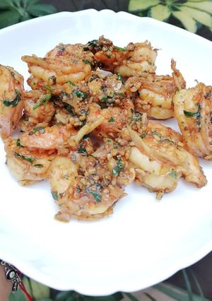 Una foto de Camarones a la mantequilla con ajo. 🍤🍤🍤